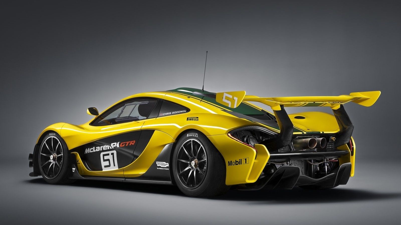 Μαζί με την πώληση της συγκεκριμένης McLaren, προσφέρεται και ένα σεμινάριο οδήγησης σε πίστα από επαγγελματίες οδηγούς.